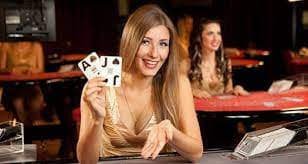 Meja blackjack live dealer di beting slot dengan dealer profesional dan antarmuka permainan yang jelas